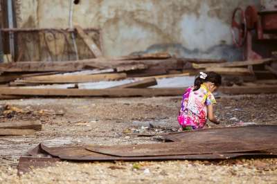 孩子 女孩 废墟 建造 工业的 棕色建筑 棕色产业