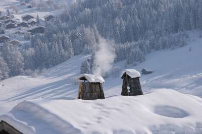 烟囱 雪 屋顶 阿尔卑斯山 冬天 白色的 户外的 下雪的 外部的