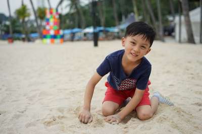 儿童 沙 海滩 乐趣 夏季 玩沙子 男孩子 海边 微笑 中国人