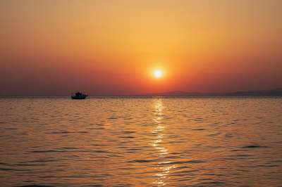 海 日落 云 太阳 余辉 反射 船 渔船