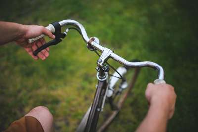 男人 男孩 抓住 保持 自行车 手把 健康 时髦 聪明的
