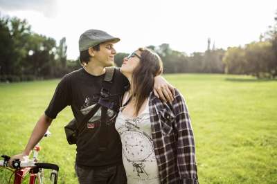 夫妻 自行车 草 公园 随意的 年轻 妈妈 孕 期待 绿色