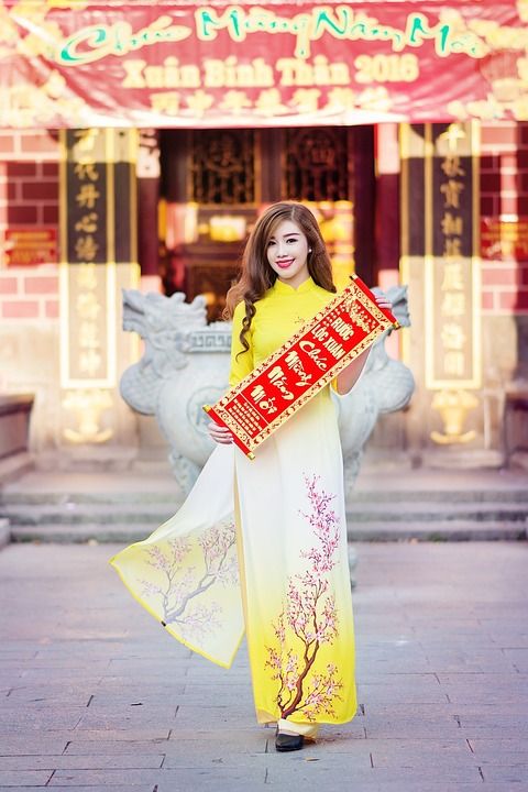 长寿 越南人 越南美女 越南妇女 传统服饰 年轻女子 黄色连衣裙