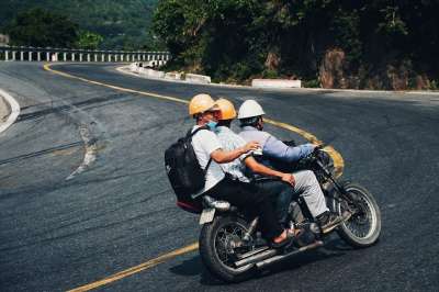 摩托车 街道 山 海文山口 森林 人们 经过 绕线