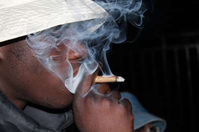 抽烟 杂草 大麻 联合的 药品 香烟 生活方式 锅 男人 草