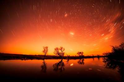 剪影 星星 长期接触 湖 水 反思 美丽的 日出 日落 夜晚