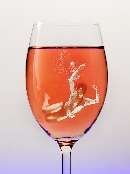 醉 酒精 葡萄酒 女士 女孩 派对 酒鬼 喝 昏迷 喝到烂醉