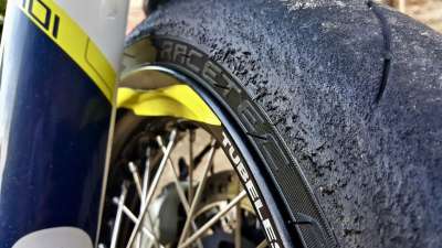 摩托车 滑胎 托车 体育 超级 胎 轮缘 射线 边缘半径 暂停