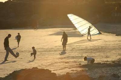 海滩 沙滩游戏 旅游 儿童 家庭 海滩上的一家人 夏天 晚上