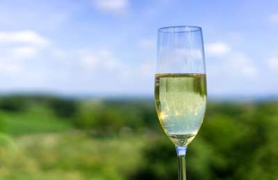 起泡酒 玻璃 酒精 享受 寻求 药物 喷 喝 天堂 蓝色的