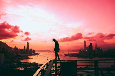 结构 建造 基础设施 人们 男人 独自的 天际线 日落 云