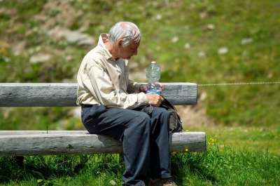 老人 喝 长椅 高级的 老年 男人 坐着 户外 自然 夏天