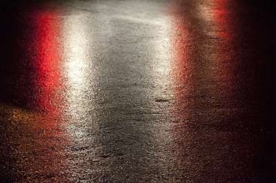 红绿灯 沥青 夜晚 黑暗的 光 城市的 路 高速公路 街道