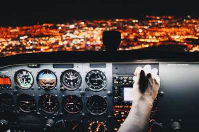 飞机 航空公司 旅行 飞行员 夜晚 灯 黑暗的 驾驶舱