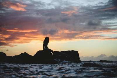 女孩 泳装 独自的 黑暗的 游泳 海滩 海洋 海 水 自然