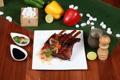 烤排骨 烧烤 猪肉 肋骨 家禽 餐厅 酸的 甜的 酱 食物