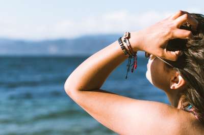 人们 女孩 女士 晒黑 海 海洋 水 旅行