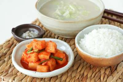 泡菜 盘子 食物 韩国泡菜 韩国料理 Kkakdugi 萝卜泡菜