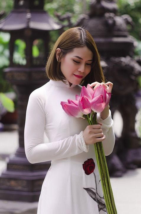 妇女 Aodai 花 白色的 早晨 家庭花园 绿叶 自然 越南