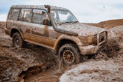 三菱帕杰罗 Suv 泥 水 污垢 4 X 4 在路上 车辆 汽车