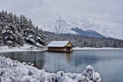 小屋 冬天 雪 湖 木制的 偏僻的 荒野 山 蓝色的湖