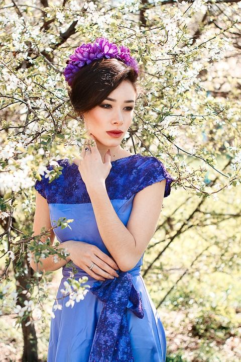 女人 夏天 人民 年轻 时尚 一个免费的时间 一个愉快的弹簧 花卉