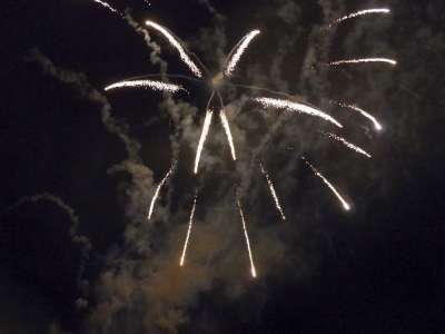 烟花 西尔维斯特 · 火箭 火 节日 新年除夕 美丽的 黑烟