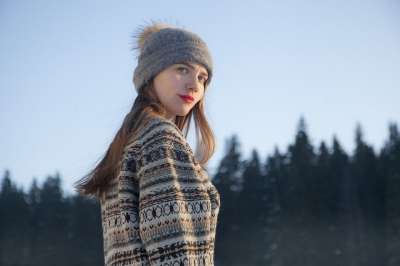 年轻女子 自然 冬季 森林 可爱的 女人