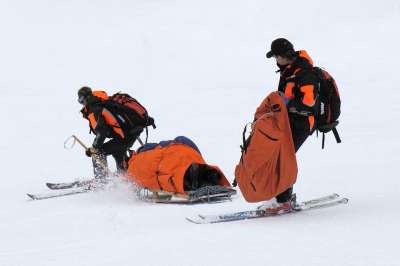 滑雪 巡逻 冬天 救援 安全 红色的 援助 救援者 坡 滑雪者
