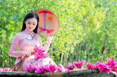 女孩 枪-花 越南 亚洲人 粉色的 花 水 夏天 可爱的 假期