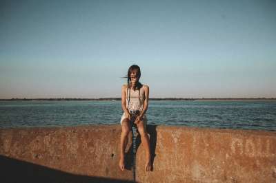 女孩 女士 摄影师 摄影 相机 湖 水 天空 户外 长发