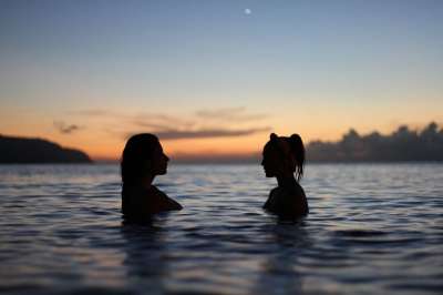 人们 女孩们 女性 游泳 朋友们 海 水 海洋 海滩 日落