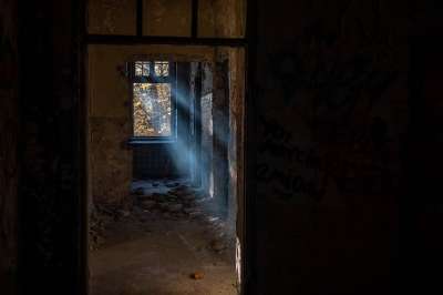 弃 建造 废墟 破旧的 墙 窗户 结构 Urbex 阳光