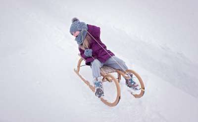 人 人的 孩子 女孩 雪橇 冬天 雪 户外 移动