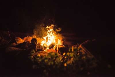 火 黑暗的 夜晚 野营 旅行 冒险 黑色旅行 黑色火 黑色的野营