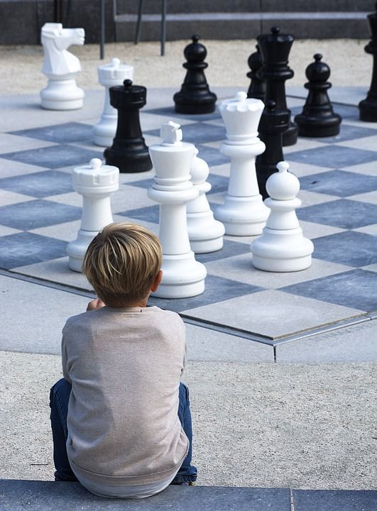 男孩 棋 黑色的 孩子 目睹 观看 游戏 棋盘 白色的 王