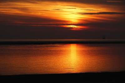 日落博尔库姆 黄昏 沙洲 太阳 水域 假期 傍晚的太阳 北海