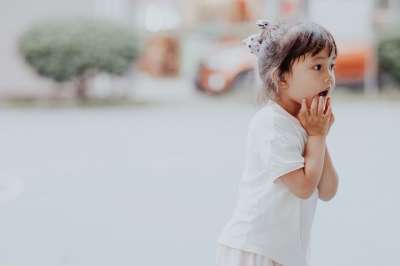 小姑娘 孩子 学步的儿童 户外 亚洲孩子