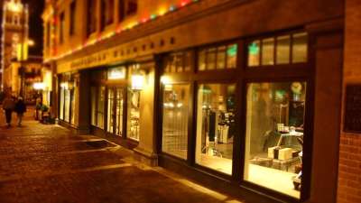 夫妻 老年 老年夫妇 城市 广场 市中心 夜晚 夜间购物 广场店