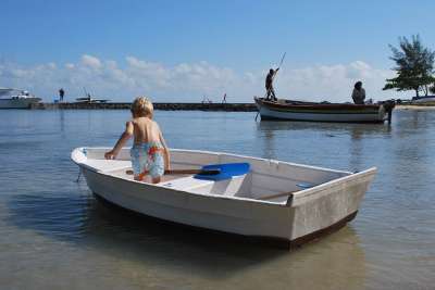孩子 船 海 独自的 小的 白色的 桨 毛里求斯 水 夏天