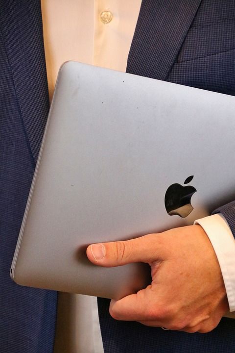 男人 手 Macbook 数码笔记本 笔记本电脑 计算机 苹果产品
