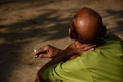 男人 老人 肖像 抽烟 吸烟者 棕色烟雾