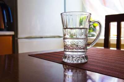 马克杯 杯子 水 玻璃 玻璃 表 厨房 空房间 房间 家