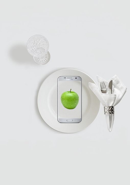 饮食 良好的意图 刀具 苹果 刀 叉 覆盖 餐巾 智能手机