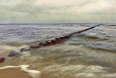 上演 防波堤 沿海地区保护 海岸 海滩 波浪 波动 水的运动 海