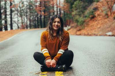 女孩 女士 坐着 路 秋天 树木 植物 自然 旅行 户外的