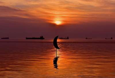 日落 海 天空 晚上 景观 云 反射 船 月亮 雕塑 现代的