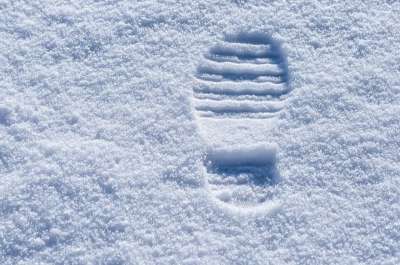 追踪 雪道 脚印 印记 在雪中追踪 冬天 雪 关闭