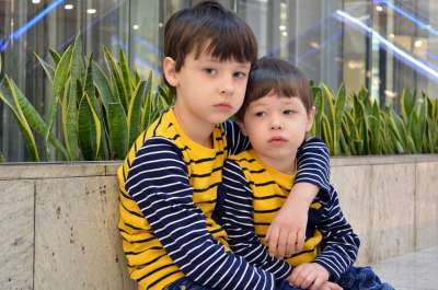 孩子们 兄弟 婴儿 家庭 户外 小的 特写 在建筑物 男孩