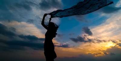 轮廓 日落 女士 天空 地平线 云 黄昏 人们 景观 户外的